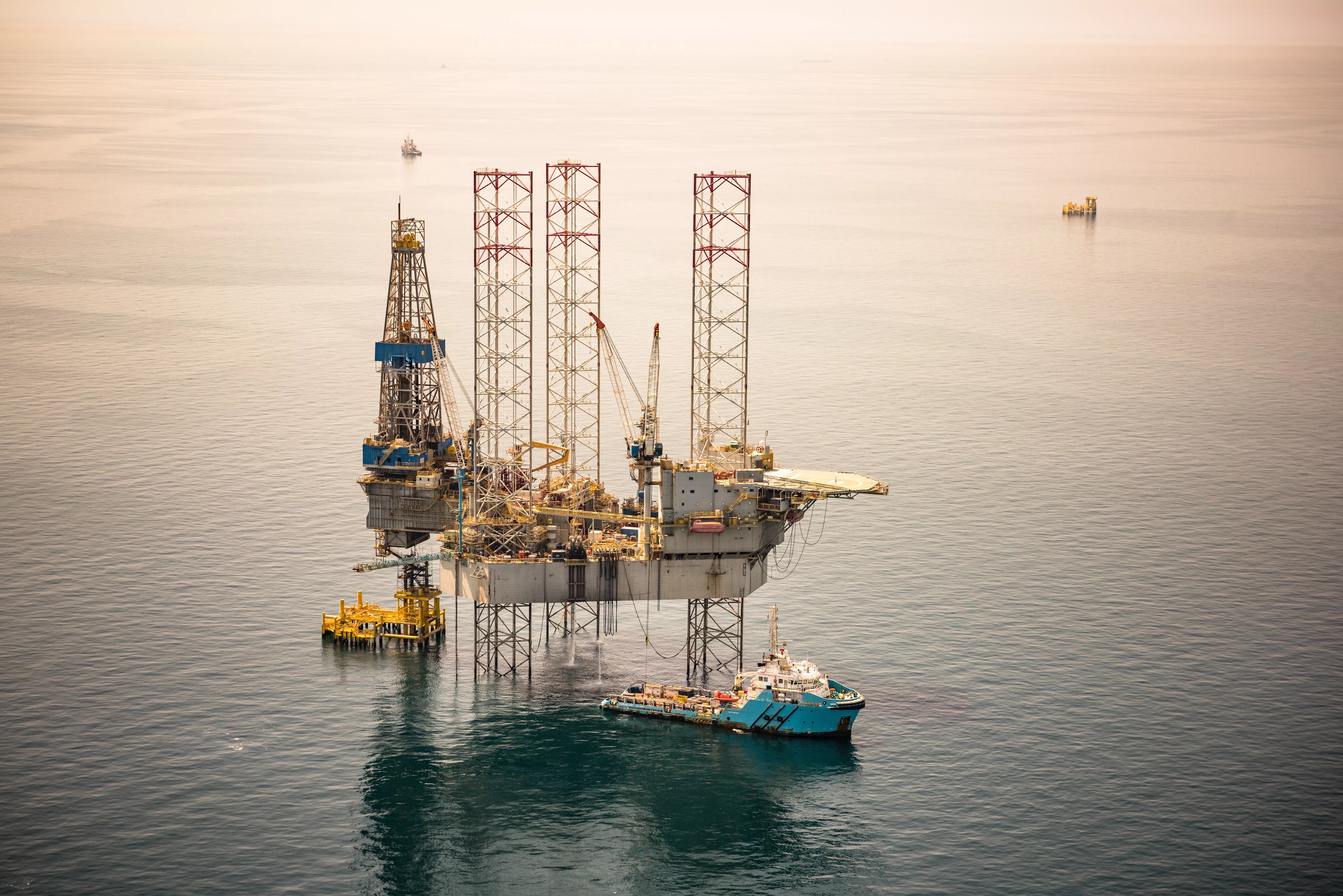 Rigs in the Hasbah Field